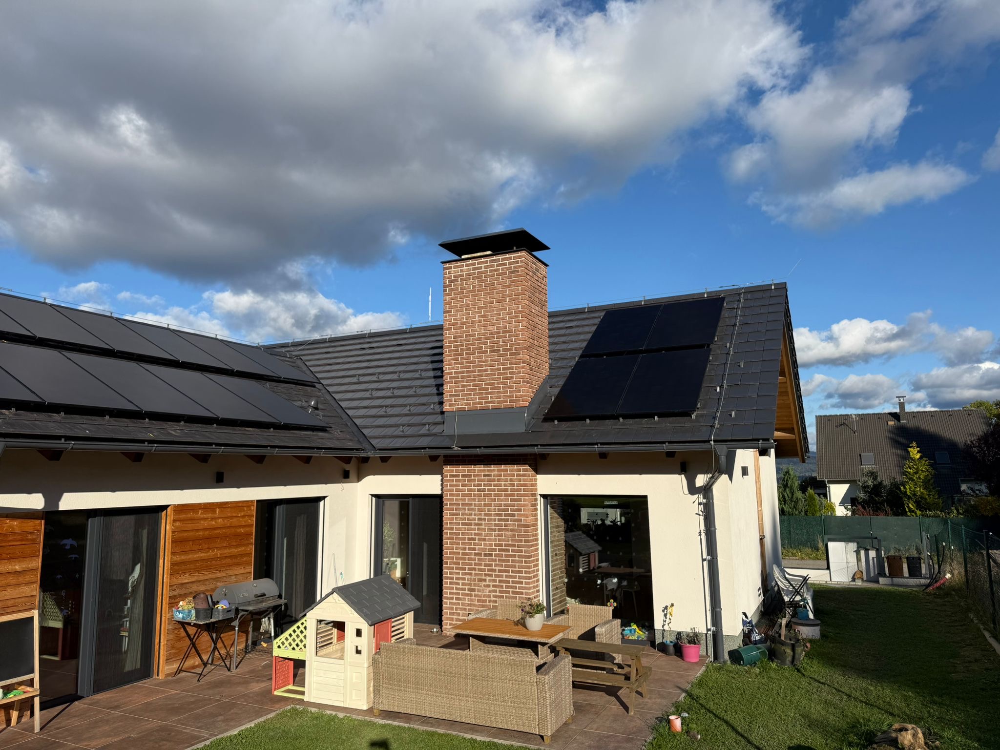 Pořiďte si fotovoltaiku bez starostí. Kompletní realizace na klíč, vyřízení dotací, odborná montáž a individuální návrh řešení pro váš dům nebo firmu.